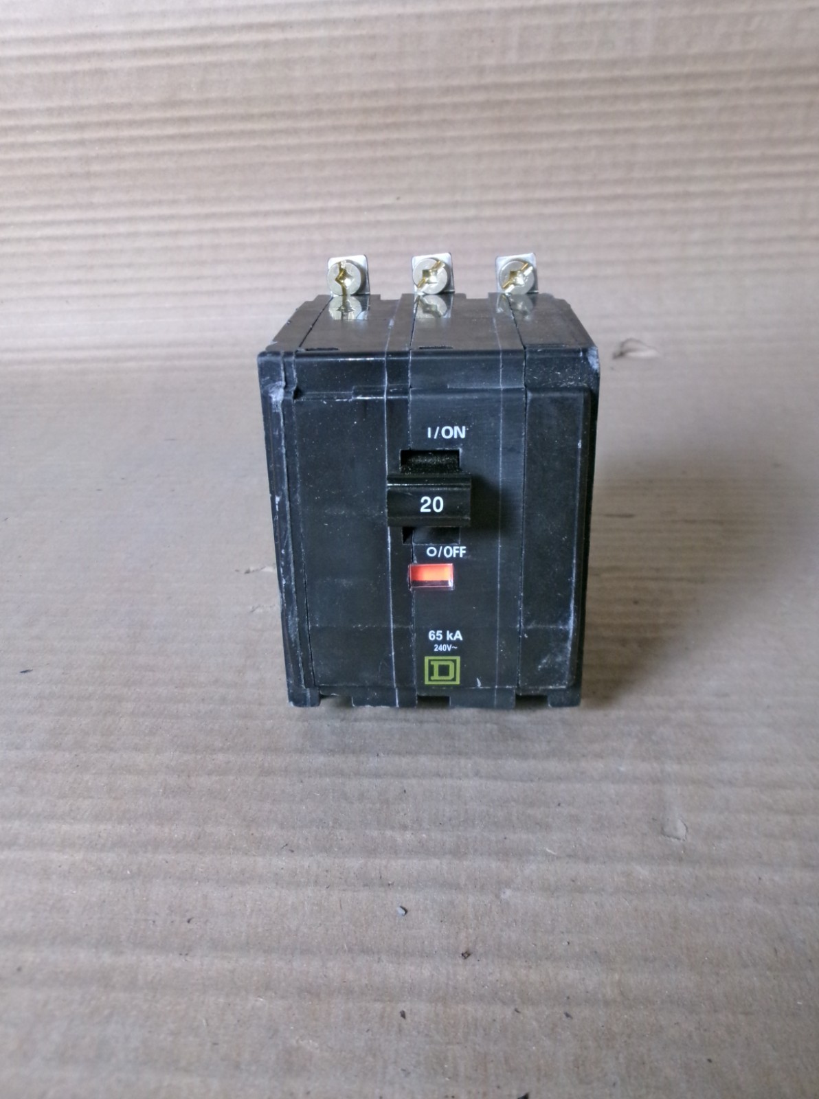 NEW Square D QHB QHB320 3 Pole 20 Amp Circuit Breaker yellow 65k Flaw #42 NTO