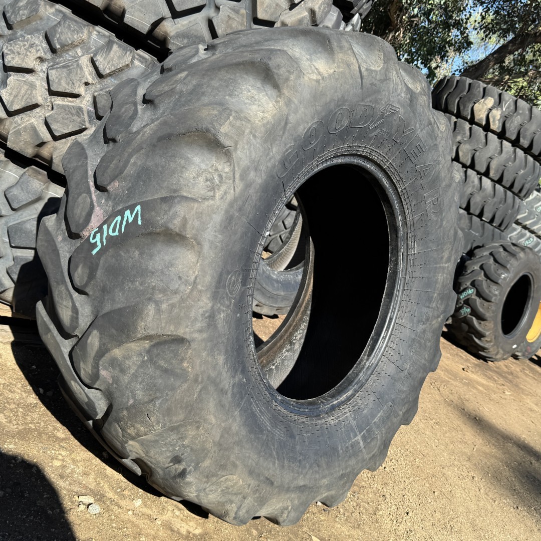 19.5L24 Goodyear OTR Tire R-4 IT525 10-Ply Used 20/32 Clean, Low Rubber Bias