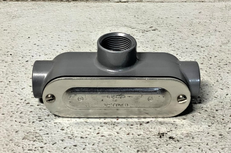 NEW Lot Of 10 Eaton Crouse Hinds E121488 3/4″ Conduit Body Cover 7.3 Cu In 233C