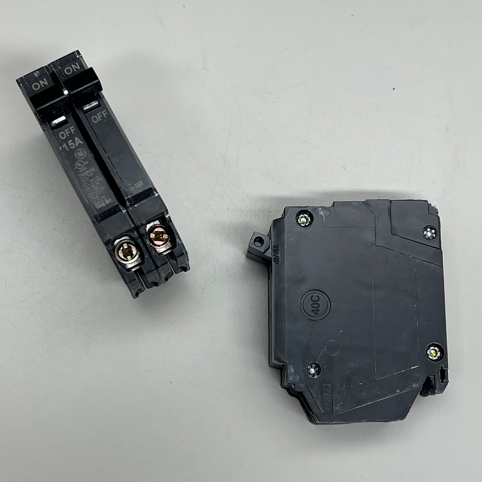 General Electric (2 PACK) 15 Amp 1/2″ Circuit Breaker 2 Poles 120/240AC Volts TH