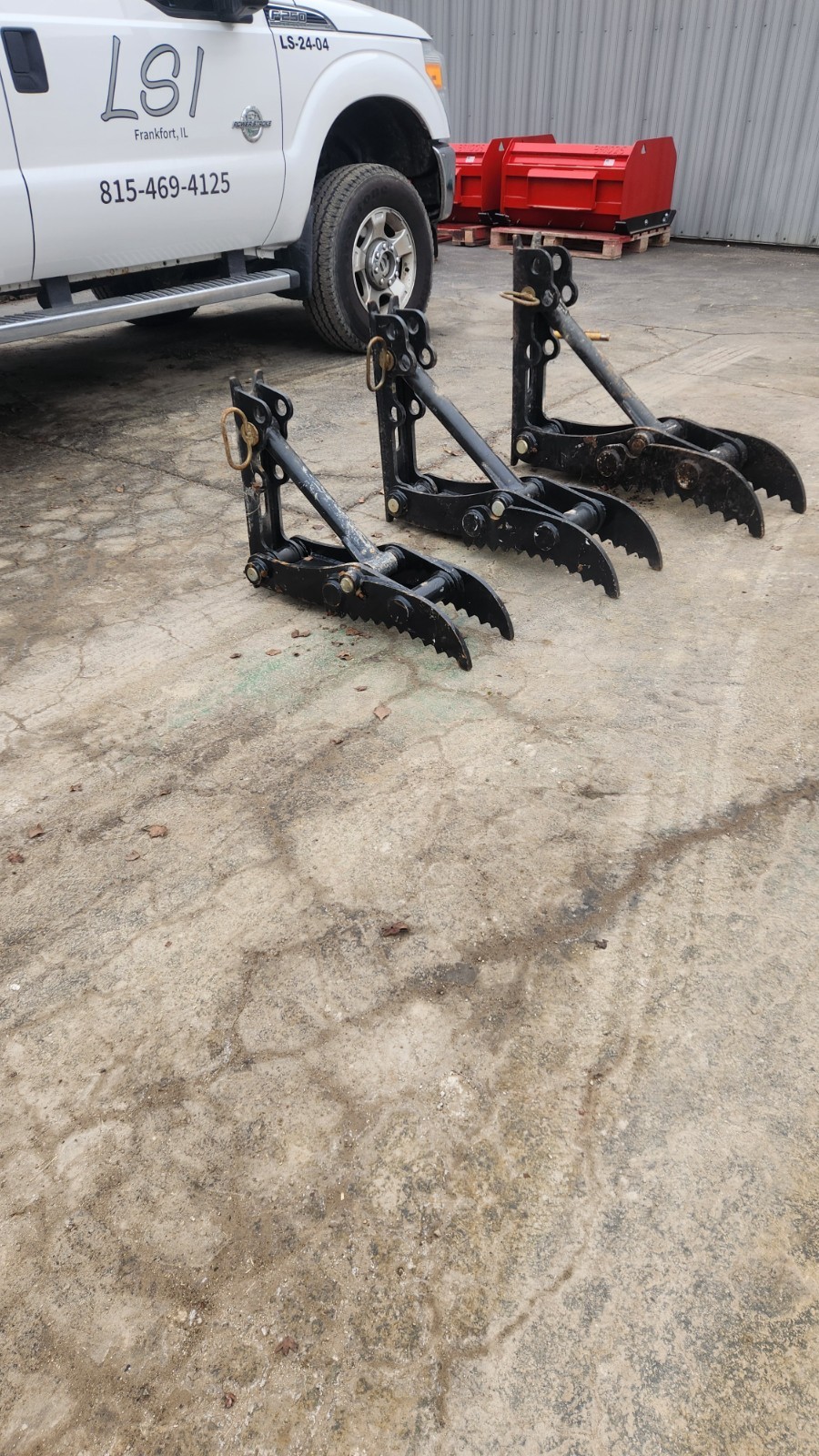 New HD 8″ x 32″ Thumb 3 – 4 TON weld on adjustable Mini Excavator CAT 303 304