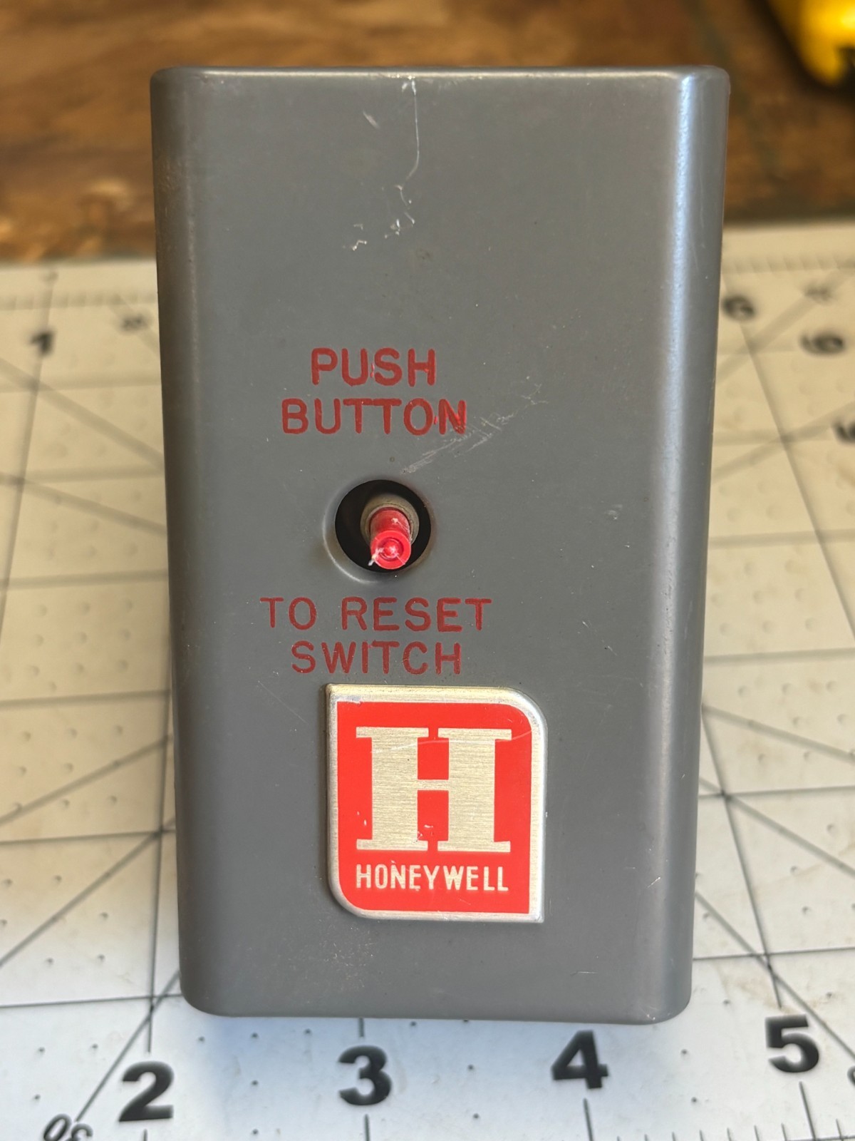 Honeywell L4029E1037 Manual Reset Limit Control Push Button Switch