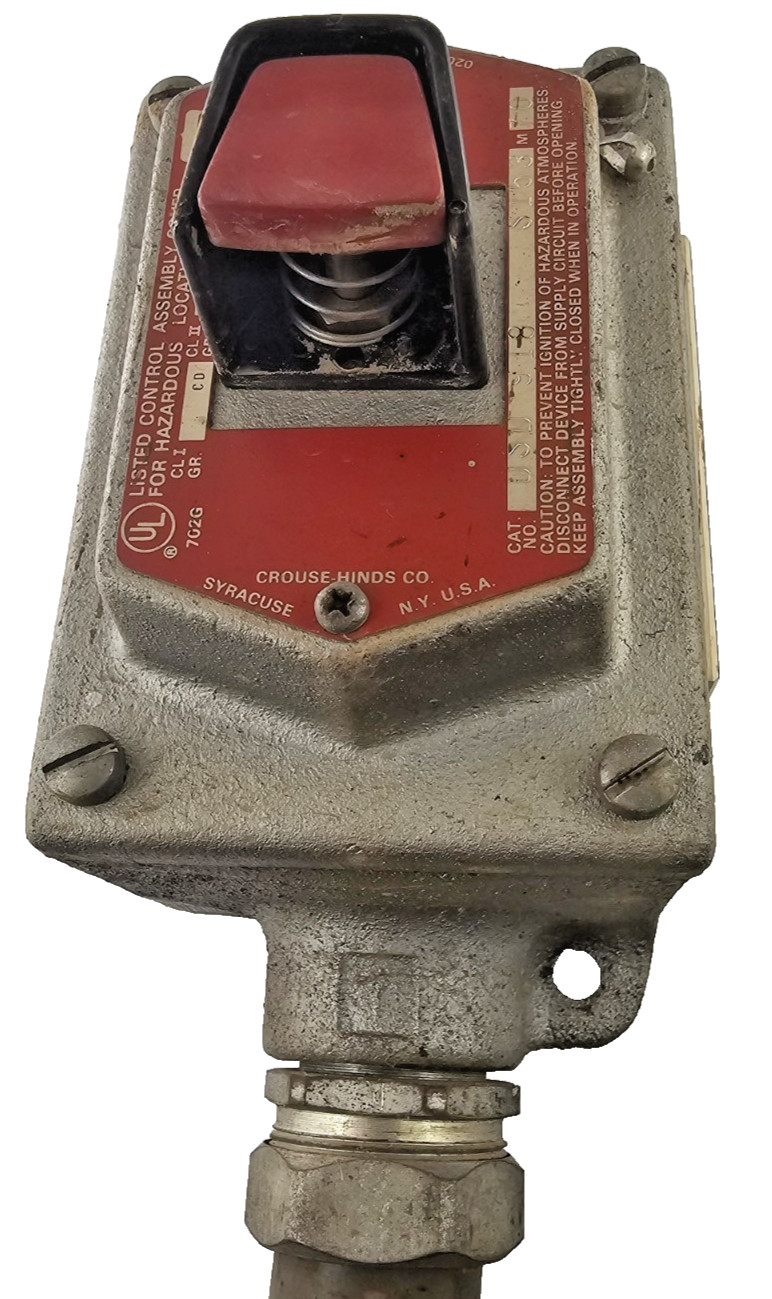 Crouse Hinds DSD918 S153 M70 Front Operated Cover/Red Pushbutton Assembly 600VAC