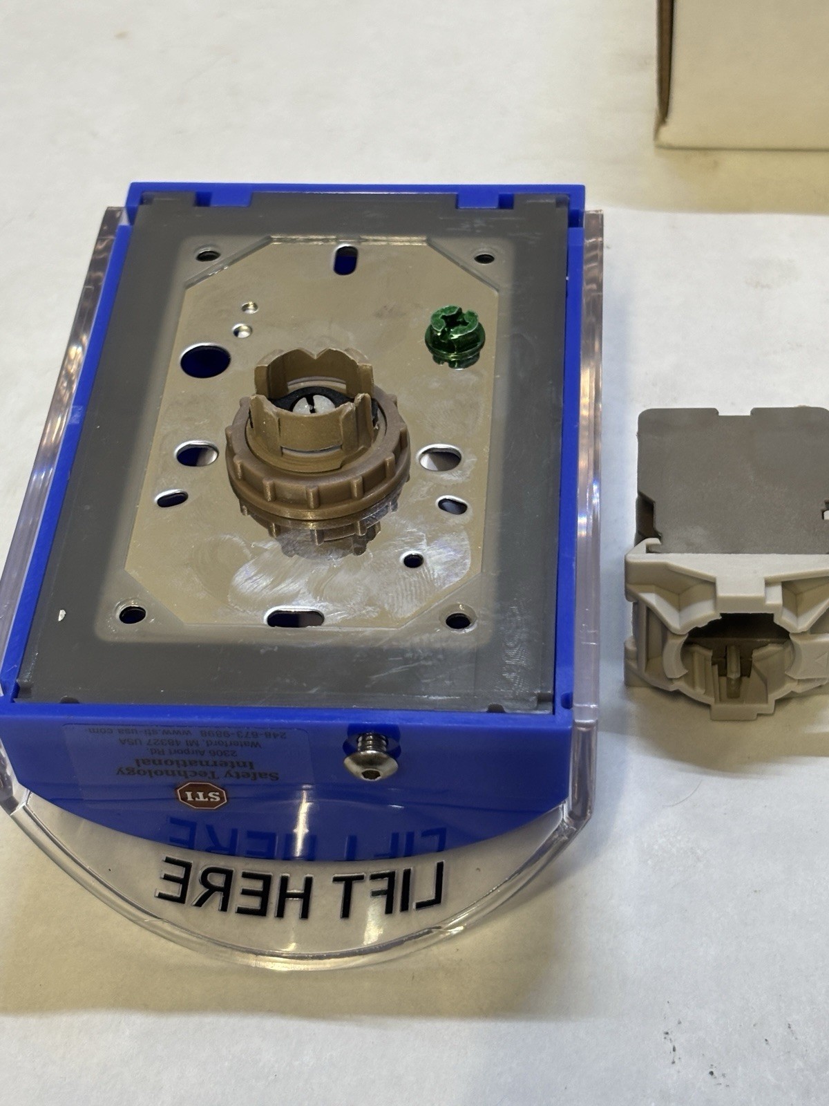 STI Stopper Station Push Turn To Reset Button Emergency SS2421EM-EN BLUE