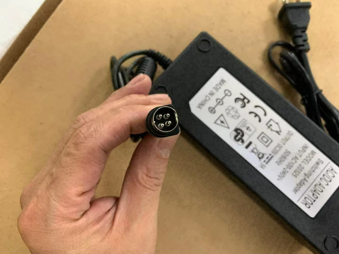 OEM Applicable For GE vivid i Color Ultrasound Charger Adapter TWADP100 4pin