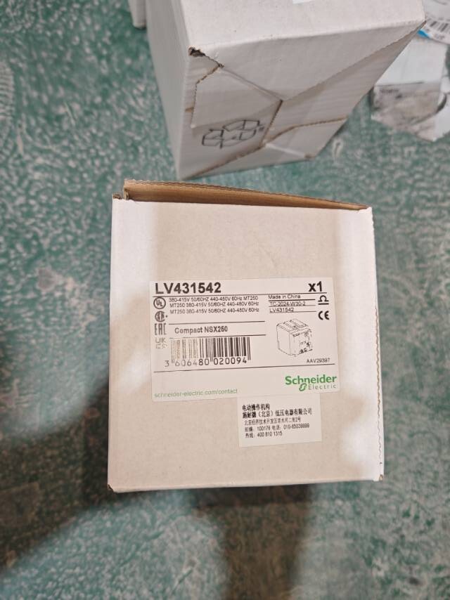 Brand new Schneider Electric Operating Mechanism MT250 380-415V 50/60Hz LV431542