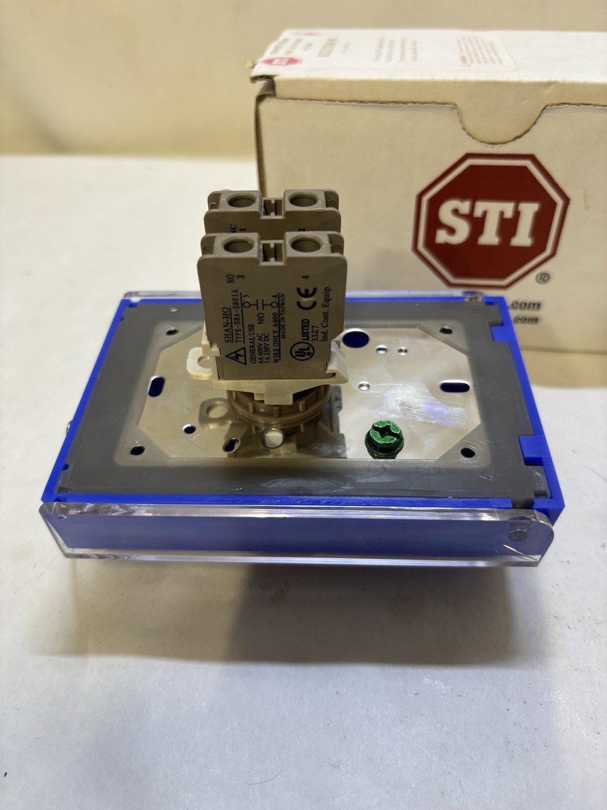 STI Stopper Station Push Turn To Reset Button Emergency SS2421EM-EN BLUE