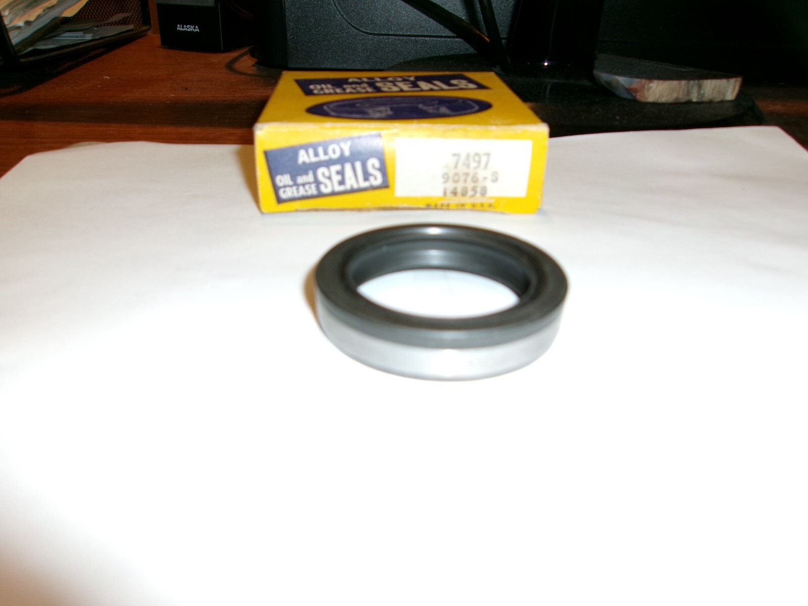 ALLOY 7497 OIL SEAL~MADE IN USA~ NATIONAL # 9076-S OR CHICAGO RAWHIDE 14858