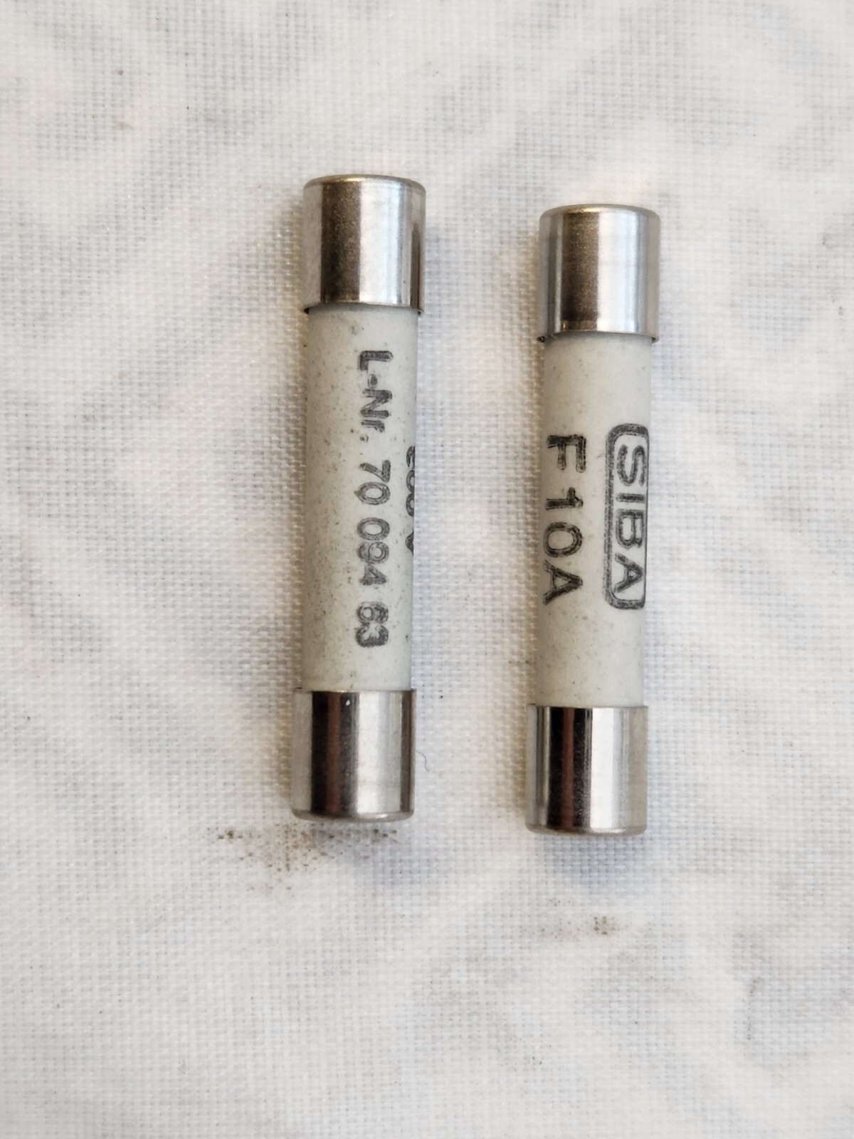 2(LOT) NEW SIBA 70 094 63 F10A 10A 600V 6.3mm x 32mm CERAMIC FUSE, JPSF010