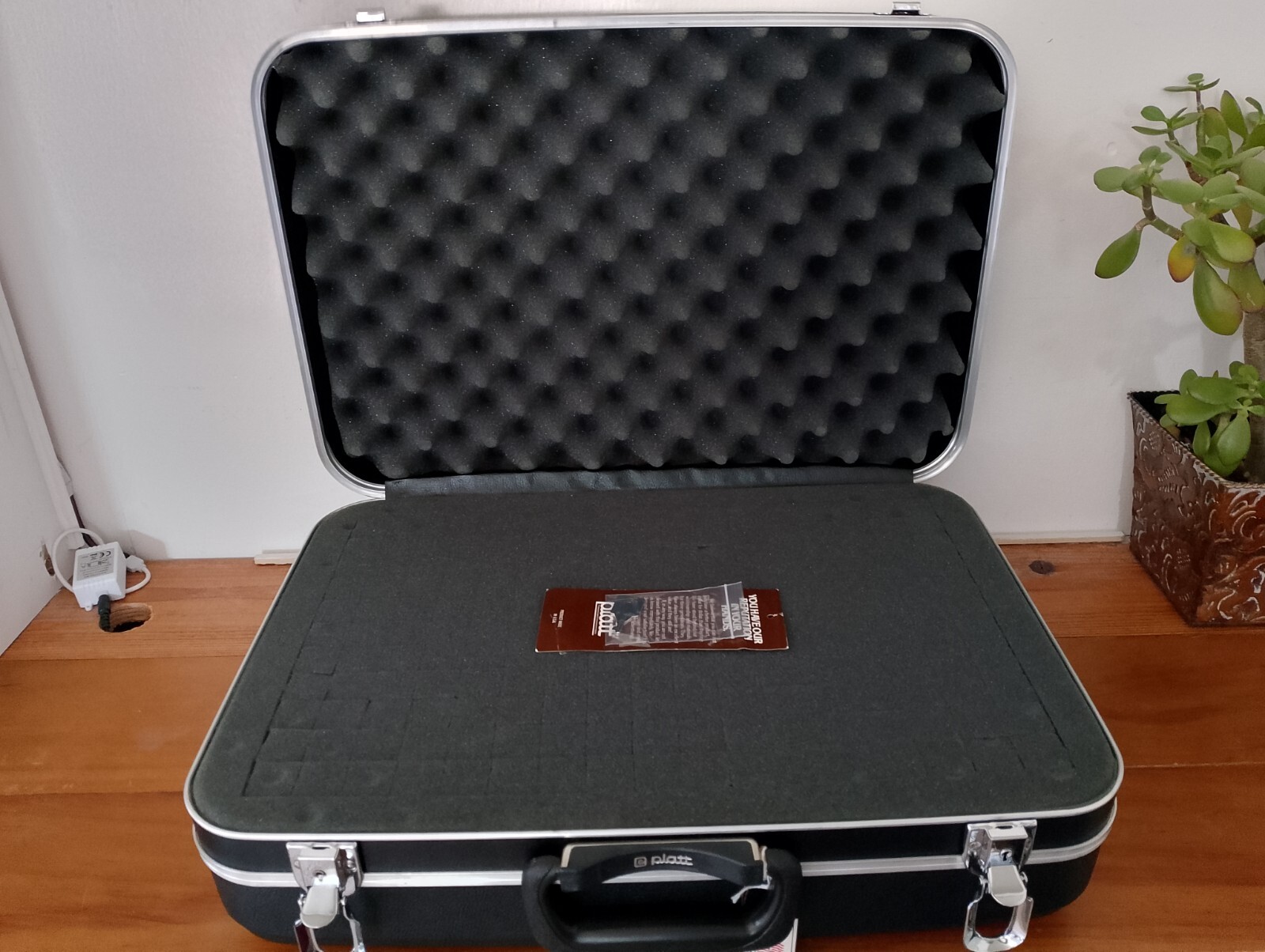 PLATT LUGGAGE – LIGHT-DUTY ABS CASE Interior Dimensions 18″ x 13″ x 5″