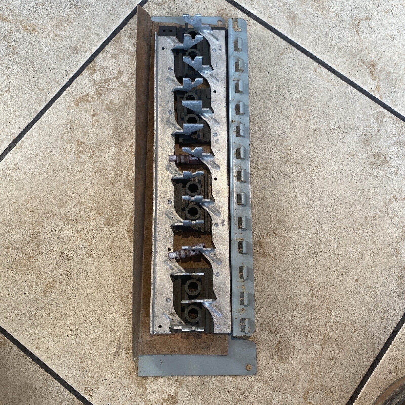 CROUSE HINDS BUSS BAR 125AMP MAX. 120/240V 1PH 12 SPC + 2 MAIN.