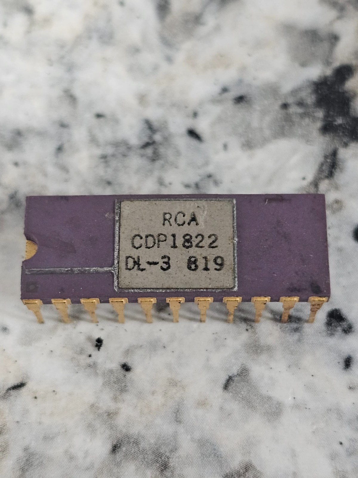 Retro RCA COSMAC 1802 CDP1822SCD RCA 256×4 Purple Gold Static RAM 22Pin DIP Chip