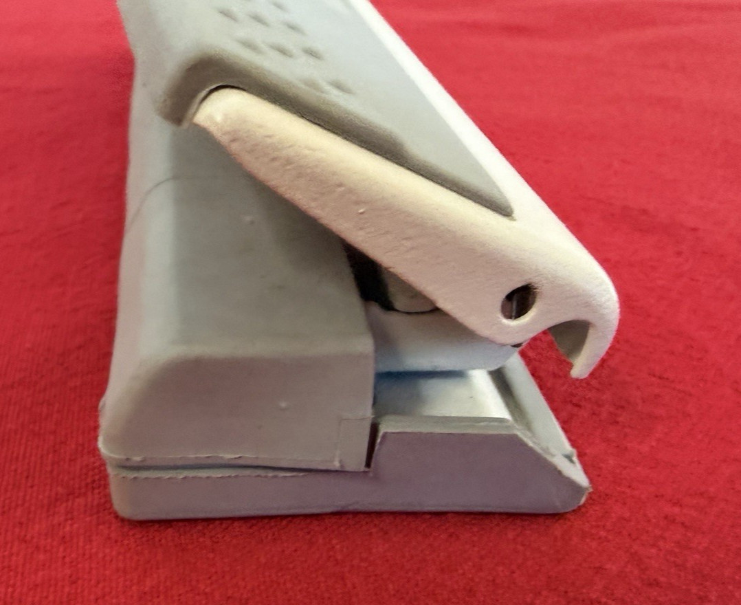 VTG Franklin Covey QUEST 6 Hole POCKET Size Paper Punch, White Grey Rubber Grip