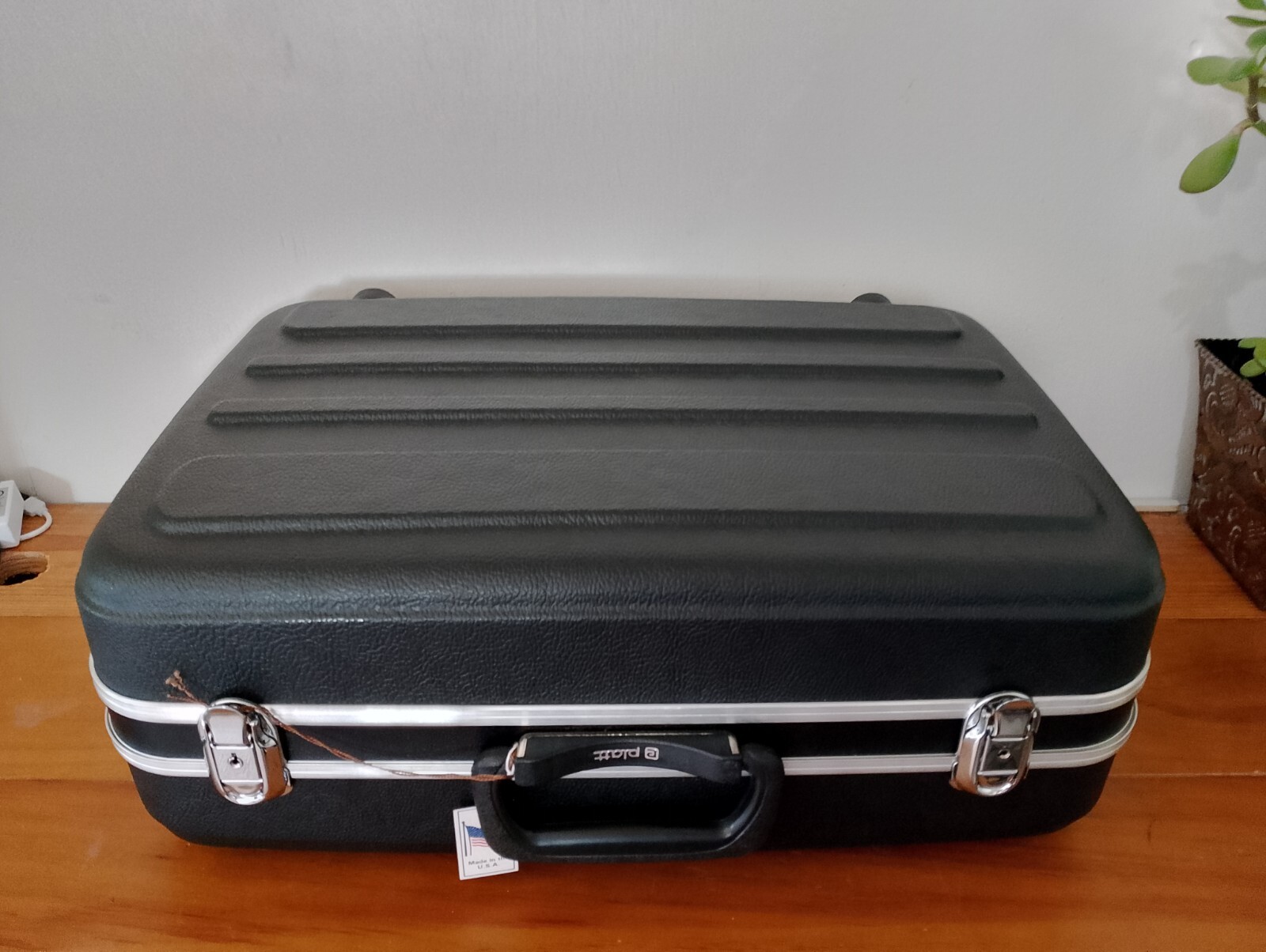 PLATT LUGGAGE – LIGHT-DUTY ABS CASE Interior Dimensions 18″ x 13″ x 5″