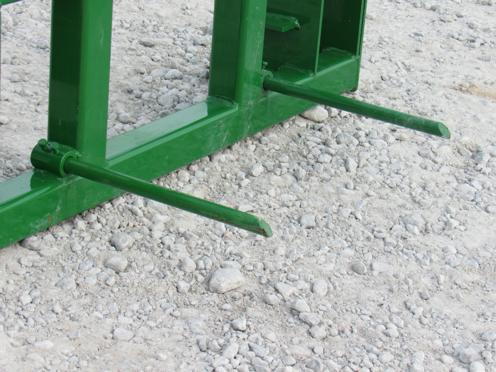 John Deere 600 700 Series Loader Low Back Hay Spear Attachment, 48″ Spike
