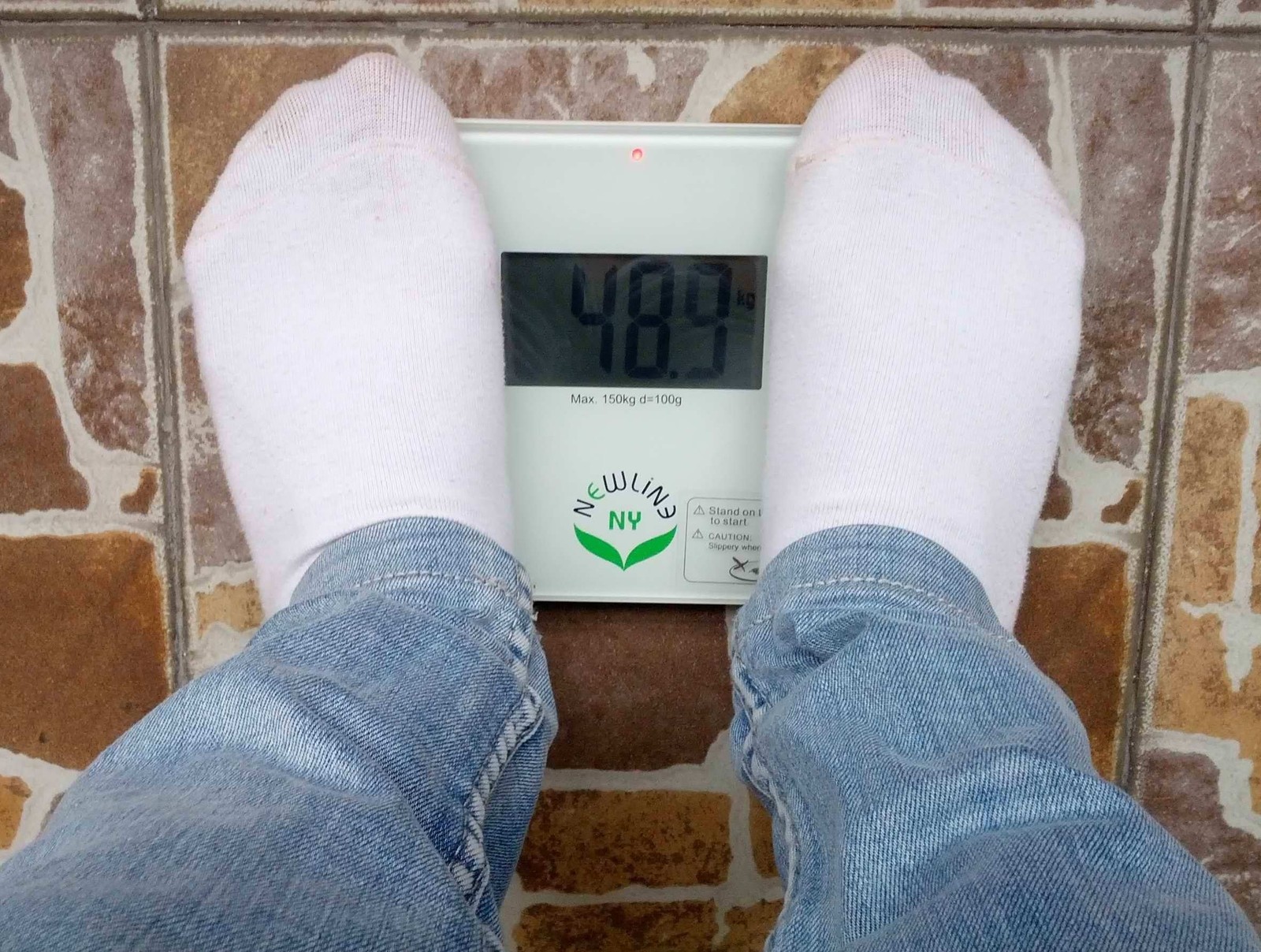 Newlineny Auto Step On Super Mini Travel Bathroom Scale, 5.25″ X 8.5″