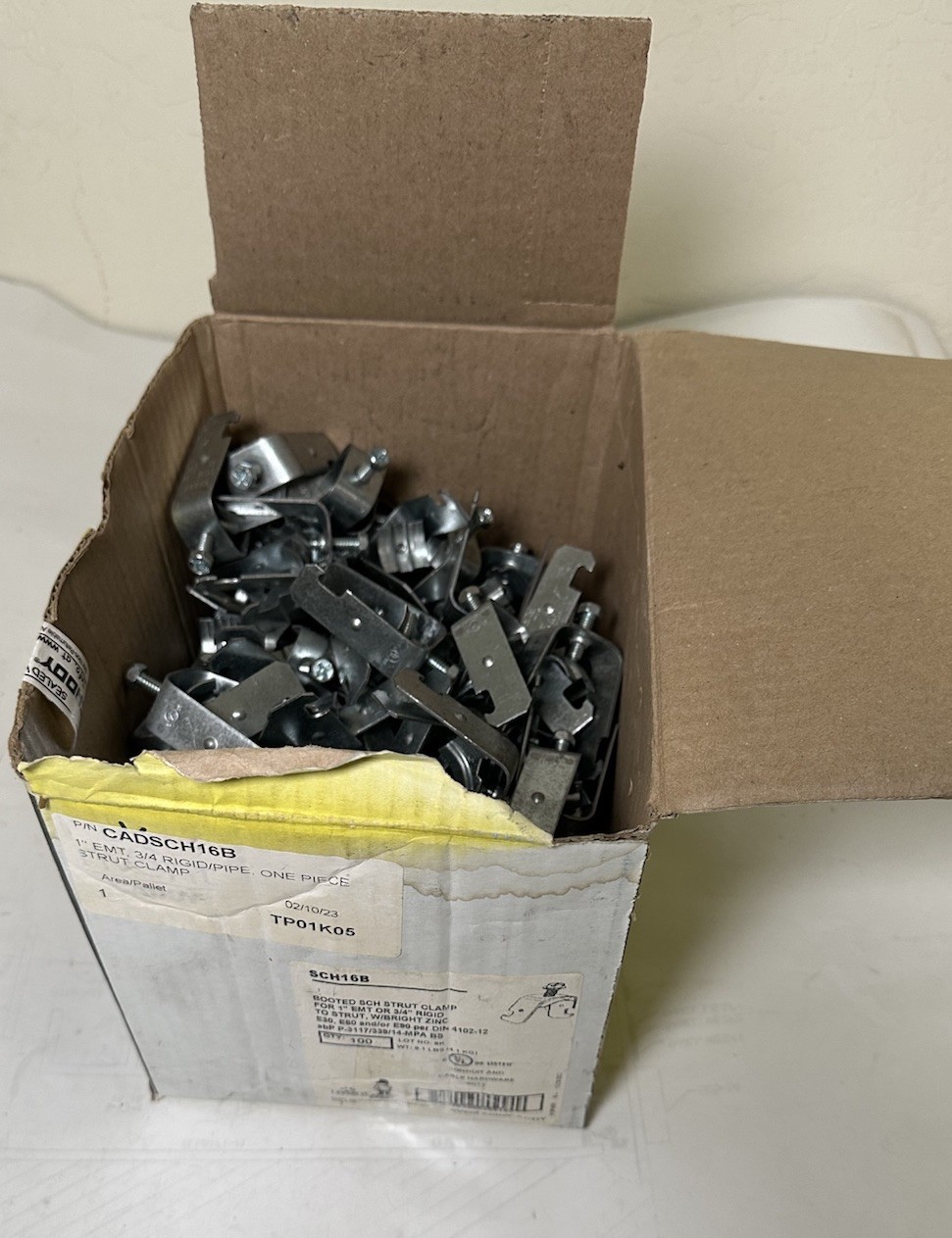 nVent Caddy SCH16B 1″ EMT 3/4″ Rigid One-Piece Booted Strut Clamp Box Of 75 S15