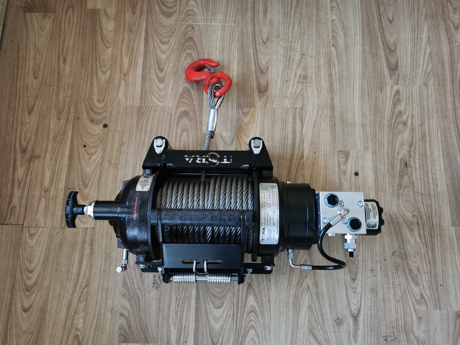 TORA | 12.000 LBS Hydraulic Winch Including Hook & 82 ft Steel Cable
