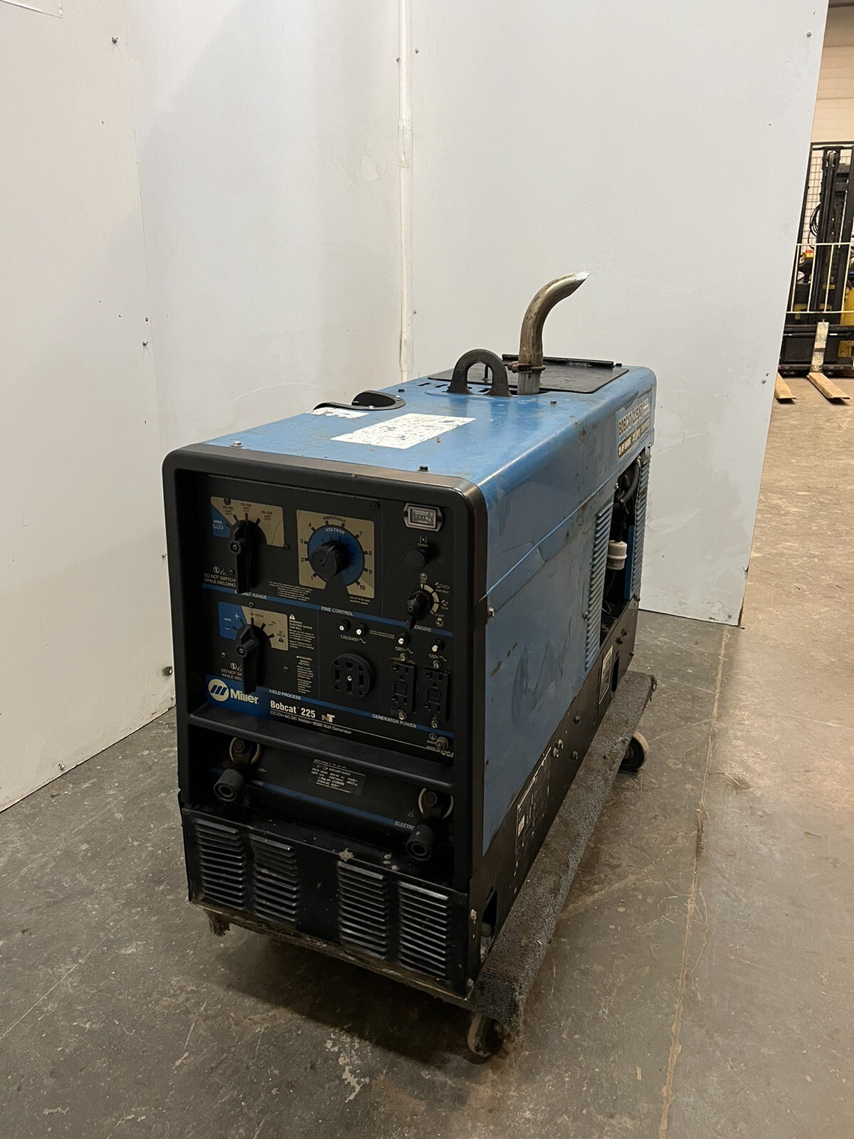 Miller Bobcat 225 NT Welder Generator 20 HP Engine 225 Amps 8500 Watts