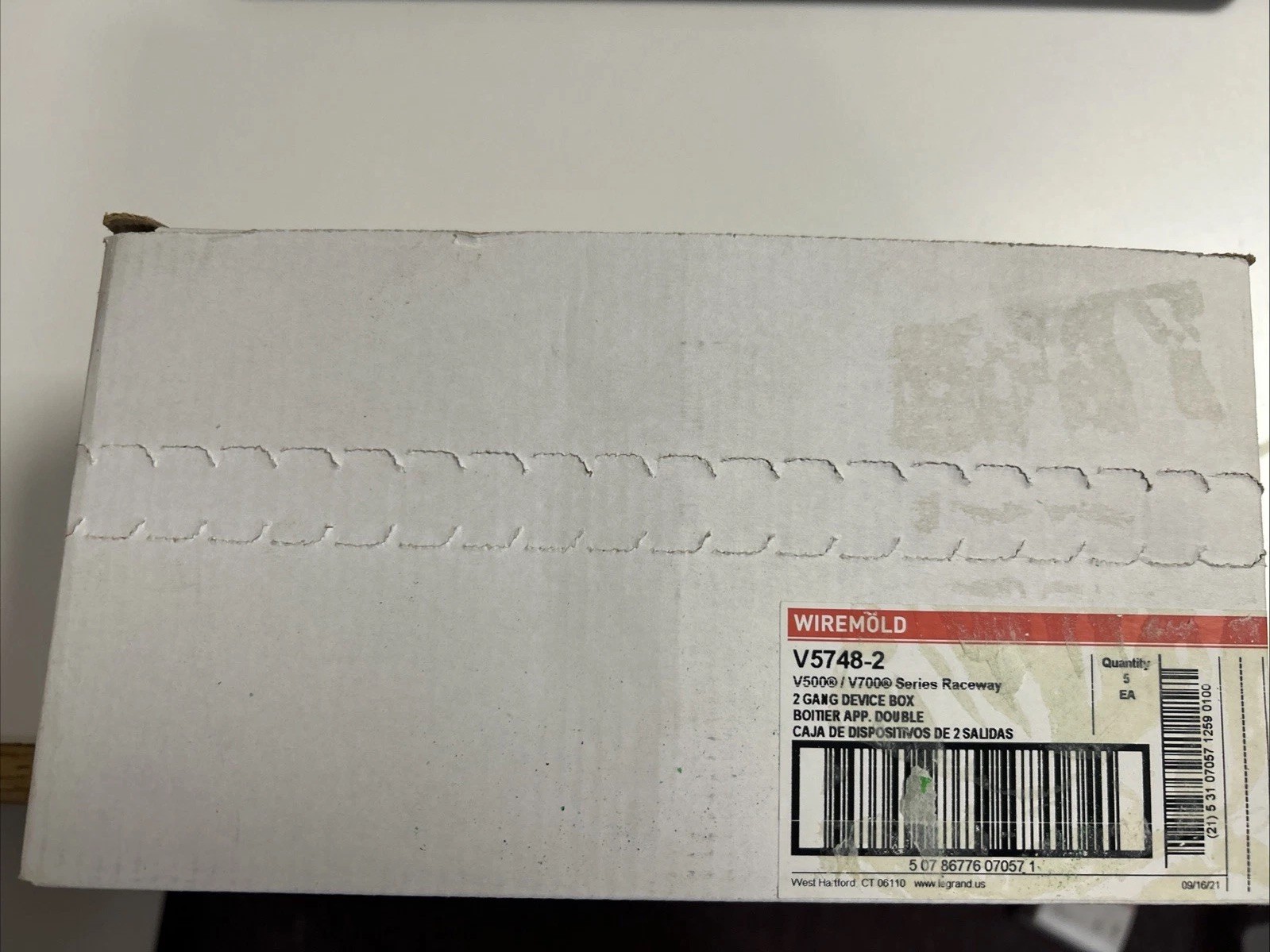 New In Box Wiremold V5748-2 2 Gang Device Box Ivory