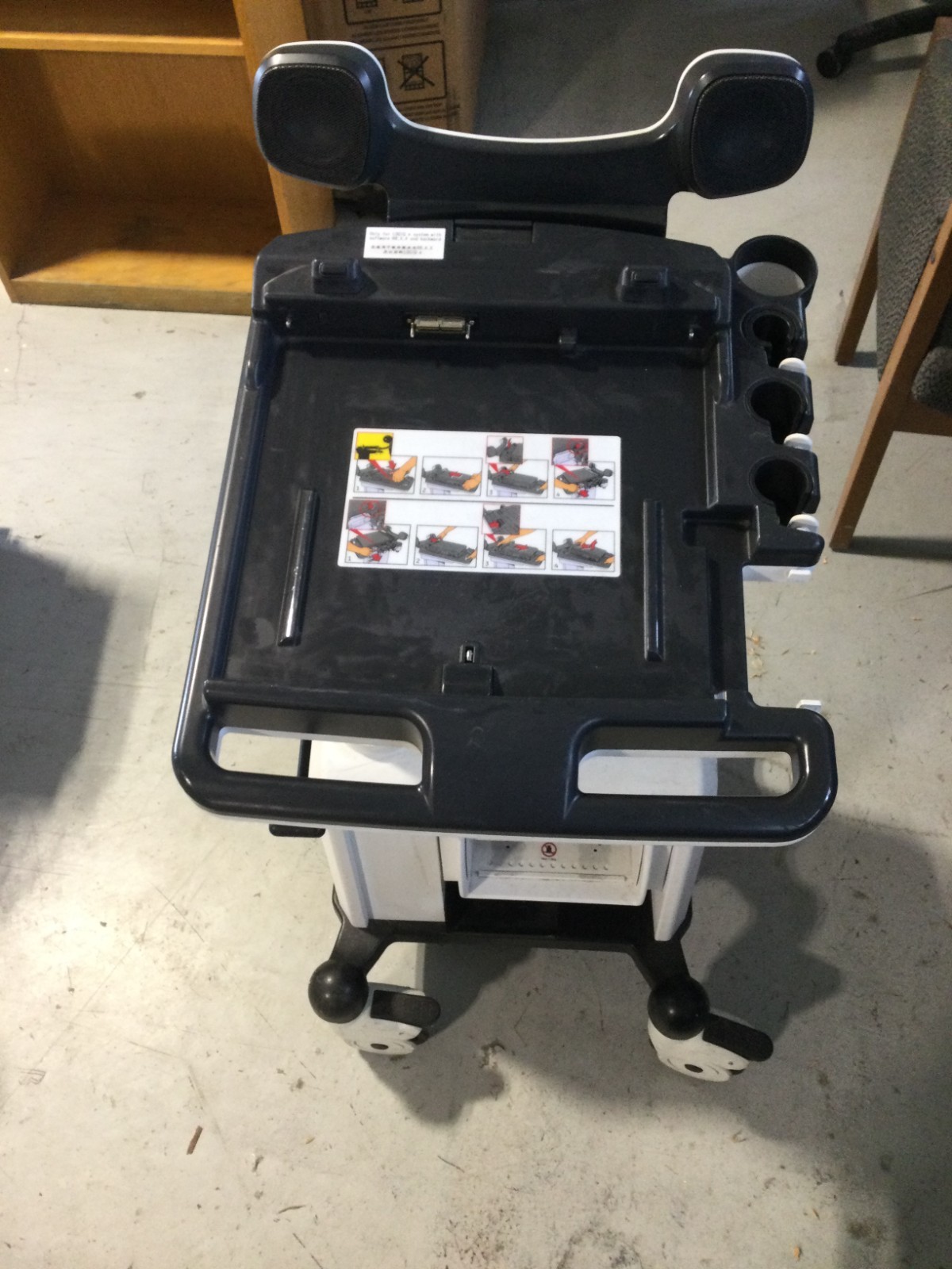 GE Logiq e Next Gen R8 & R9 Software Rolling Cart W/ Triple Connector