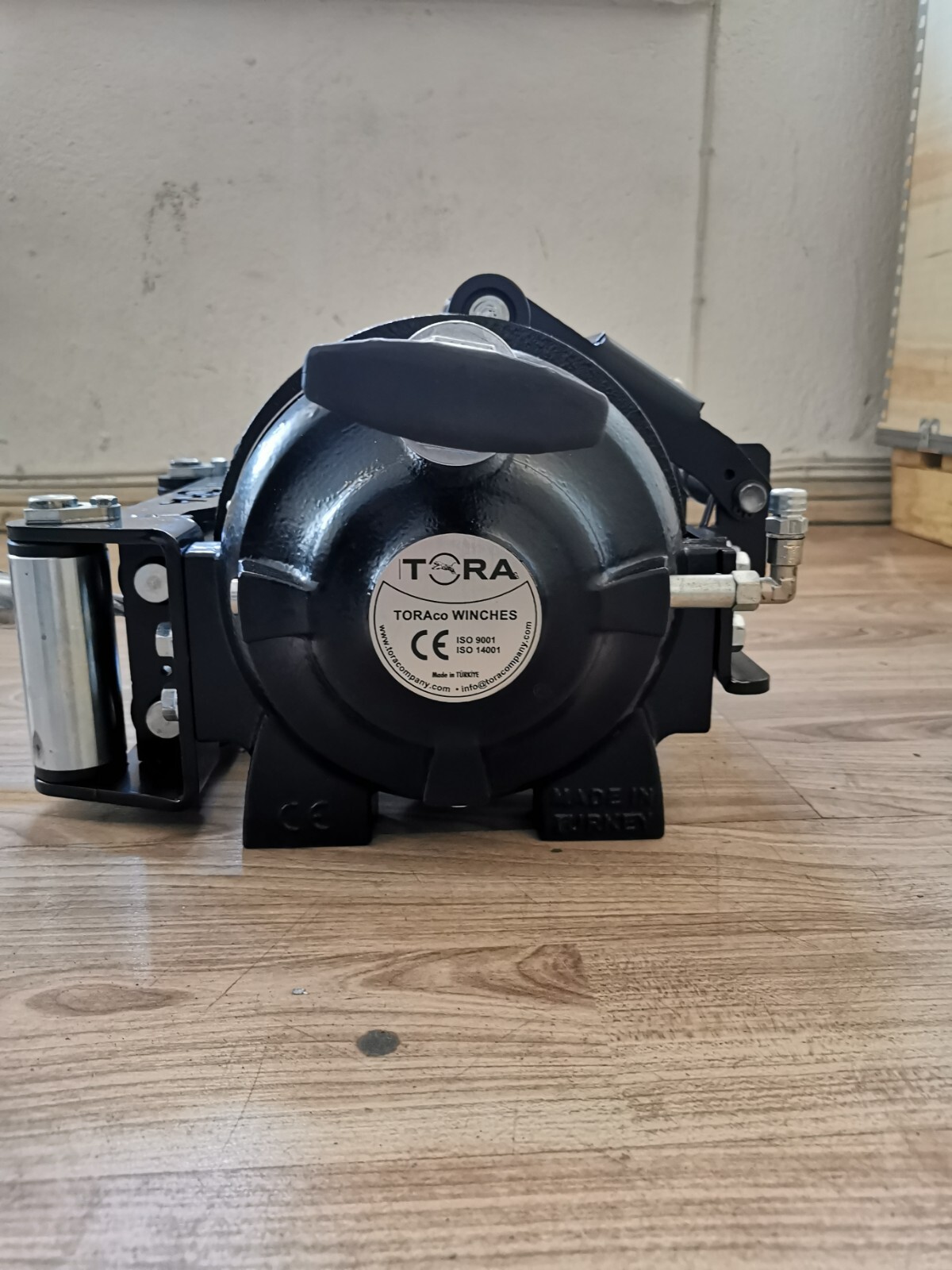 TORA | 12.000 LBS Hydraulic Winch Including Hook & 82 ft Steel Cable