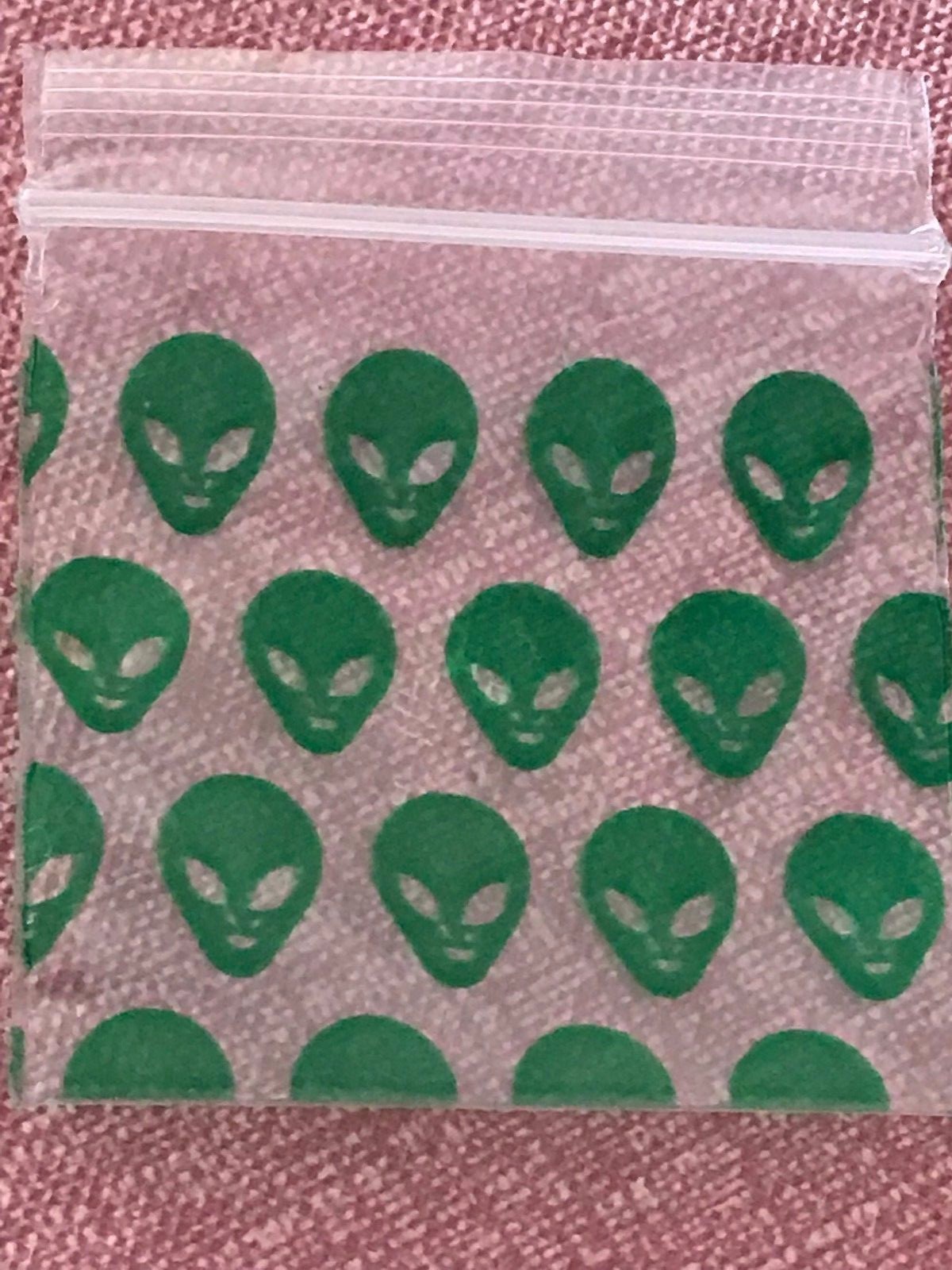 100 SMALL BAGGIES 1515 1.5″ X 1.5″ MINI Resealable POLY DESIGNER BAG GREEN ALIEN