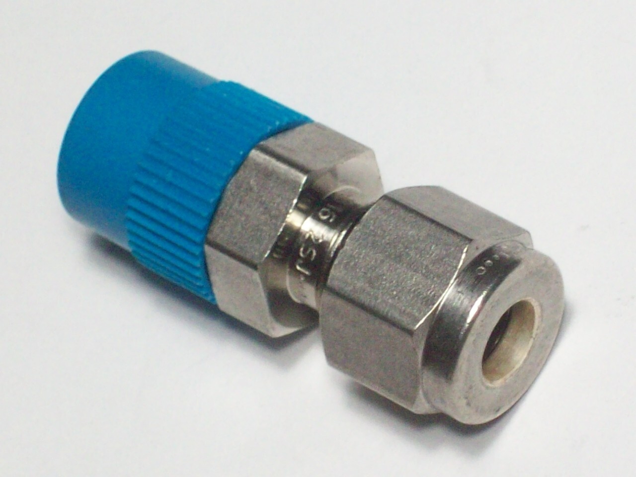1-Swagelok Stainless Steel Connector Fitting, 1/4″ Tube x 1/4″ M NPT, SS-400-1-4