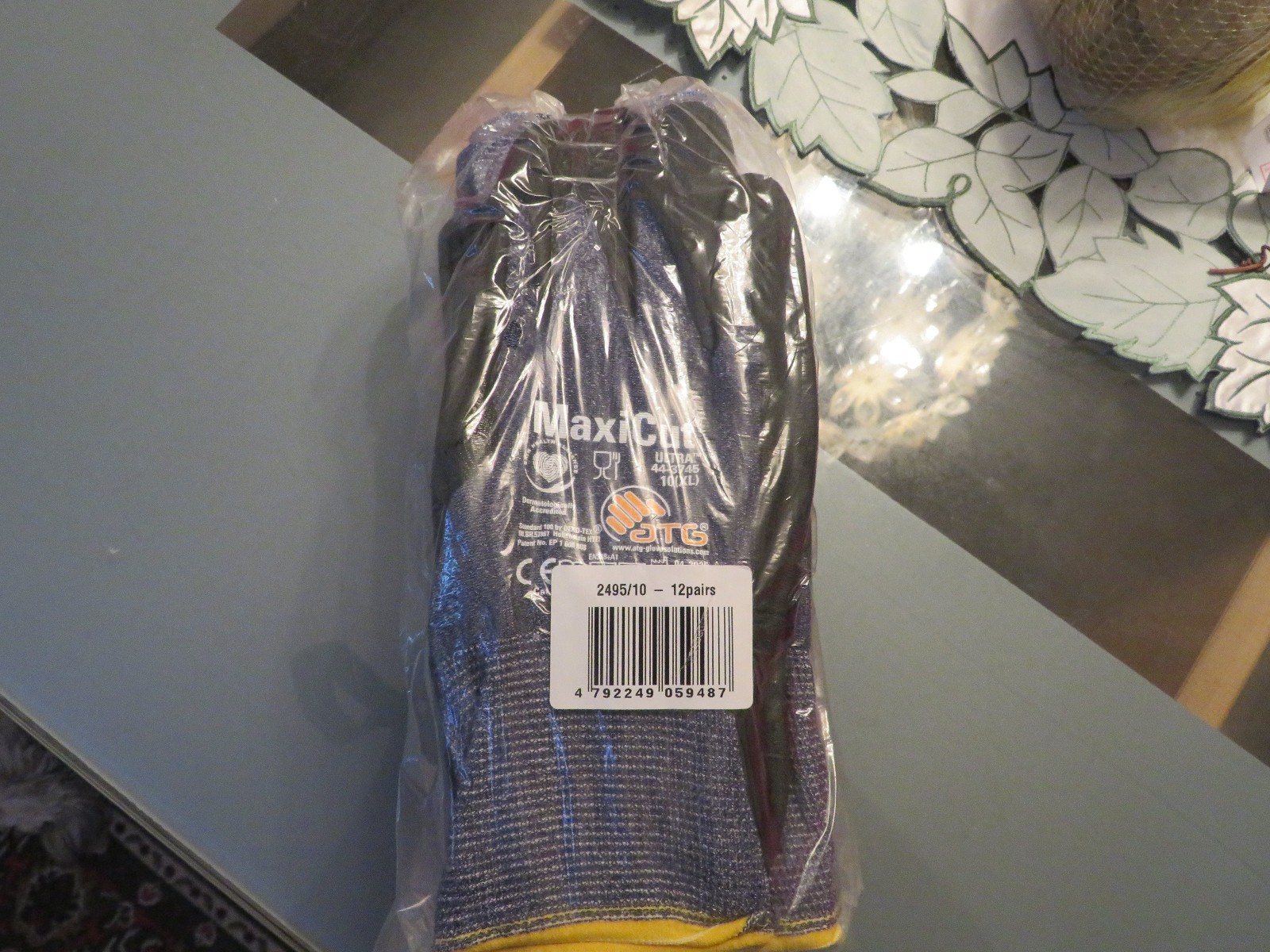 ATG MaxiCut Ultra 44-3745 Cut Protection – Size 9 – L – 12 pairs
